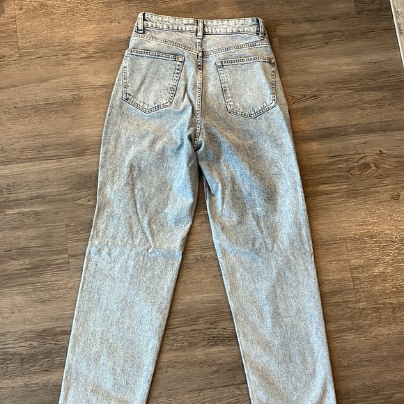 H&M high rise straight leg Jean light wash size 4 - Picture 4 of 4